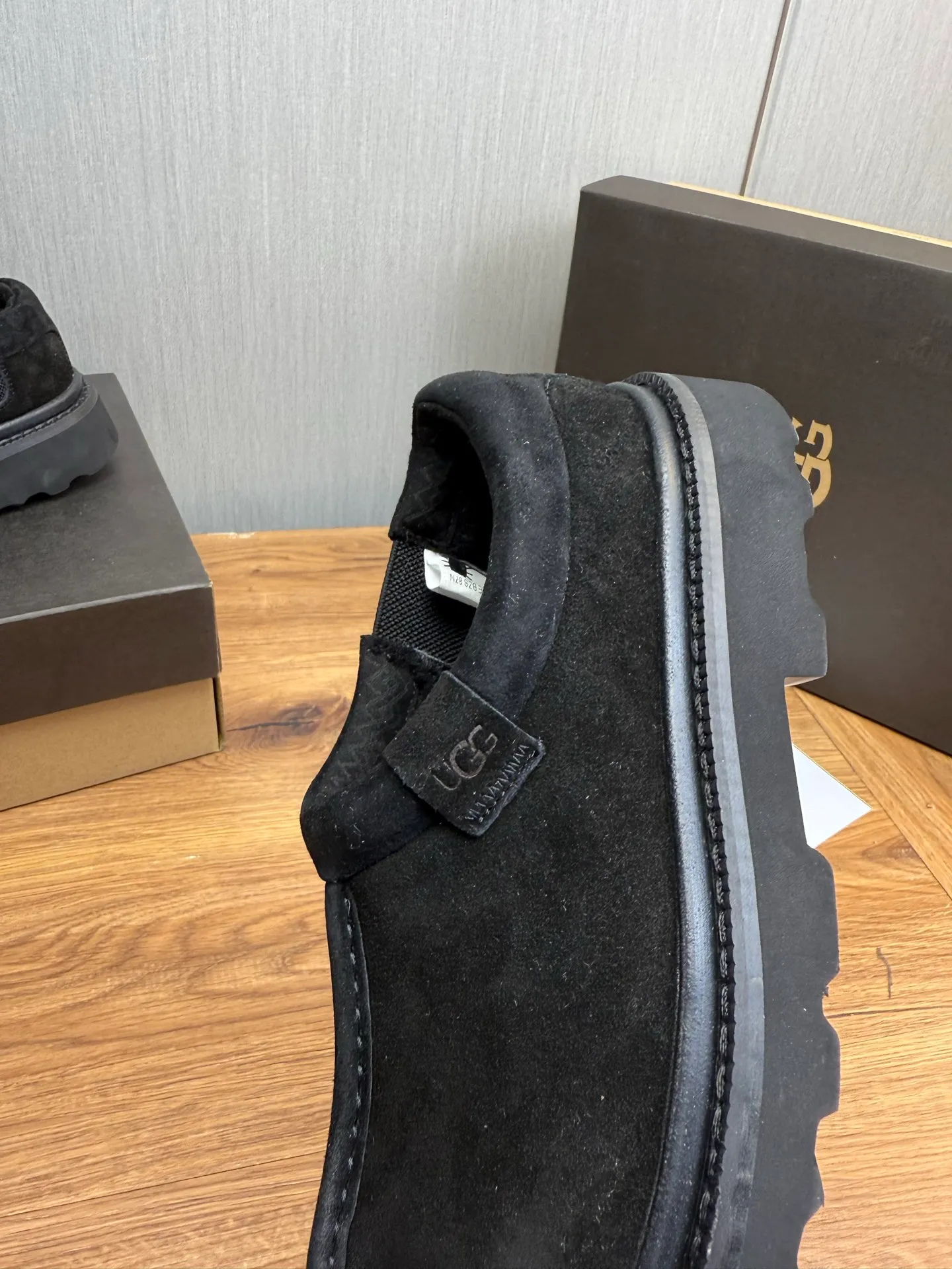 Men's shoes 💰560💰 New UGG fur integrated men's simple and fashionable snow boots. The most worth buying at the end of this year are warm casual shoes. Whether you are out and about at home, their comfortable and warm performance will be your most suitable fashion companion! The material is cowhide upper and imported wool is used inside. Warm and comfortable! The eva+ rubber patch outsole is cushioned, non-slip and wear-resistant, and has good elasticity. It is light and wear-resistant, comfortable and soft, and the new simple cut is more fashionable. It has both practicality and fashion sense, so you no longer have to worry about how to match it in winter, while still maintaining your fashionable taste. High-quality genuine wool. Look at the details for the material! Size: 39-40-41-42-43-44-44 sneaker size